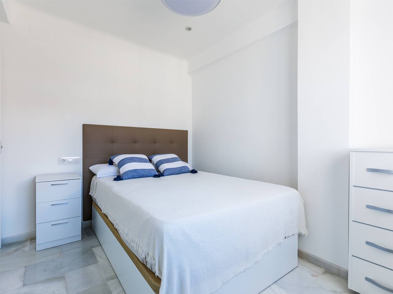 Entire apartment, Charming beachfront apartment in Torre del Mar, 2 bedrooms, air conditioning, pool in Playa de Torre del Mar, Torre del Mar