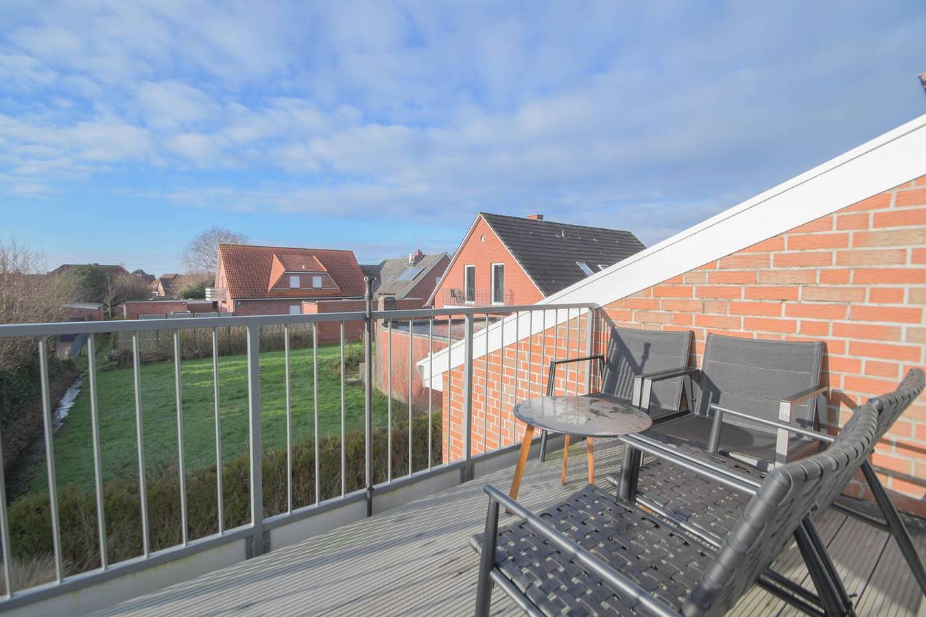 Ganze Wohnung, Modernes familienfreundliches Ferienhaus in Norddeich mit Balkon in Norddeich, Norden und Umgebung
