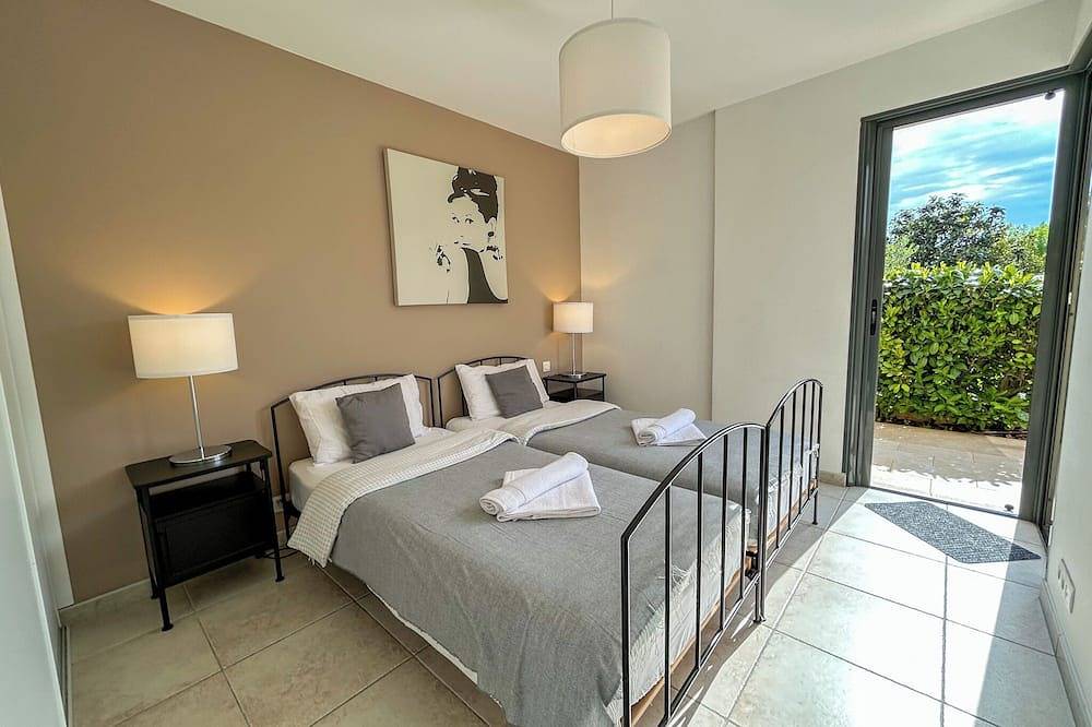 Modern villa in calm private domain with pool near St-Paul de Vence in Saint-Paul-de-Vence, Cannes region