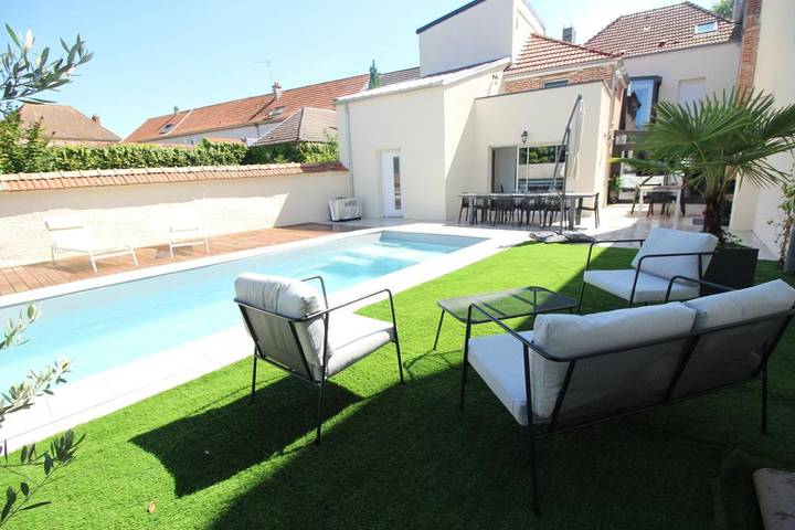 Location de vacances pour 15 personnes, avec Balcon et Terrasse ainsi que Jardin et Piscine à Dizy