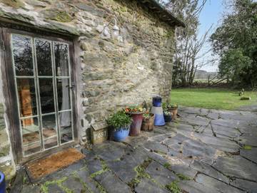 Log Cabin for 5 People in Mid-Wales, Powys, Photo 3