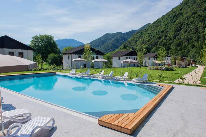 Hütte für 6 Personen, mit Balkon und Terrasse sowie Whirlpool und Garten in Ledro