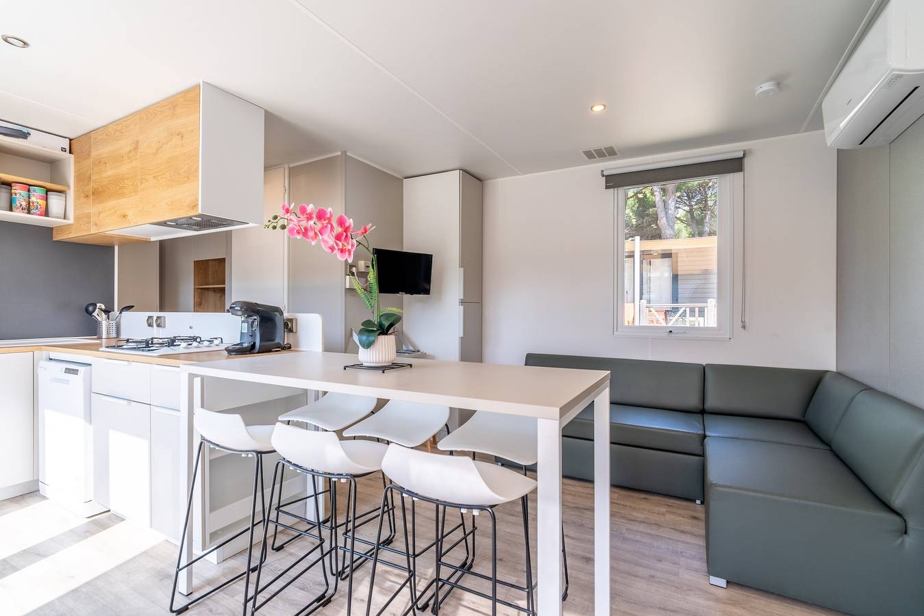 Appartement entier, Caravane 'Valras Plage 5 Étoiles' avec piscine partagée, Wi-Fi et climatisation in Vendres, Côte méditerranéenne (France)