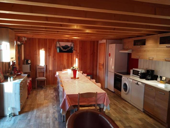 Gîte pour 12 personnes, avec jardin ainsi que vue et terrasse à Rochefort-Montagne - 3
