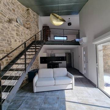Gîte pour 4 personnes, avec terrasse et vue à Comprégnac
