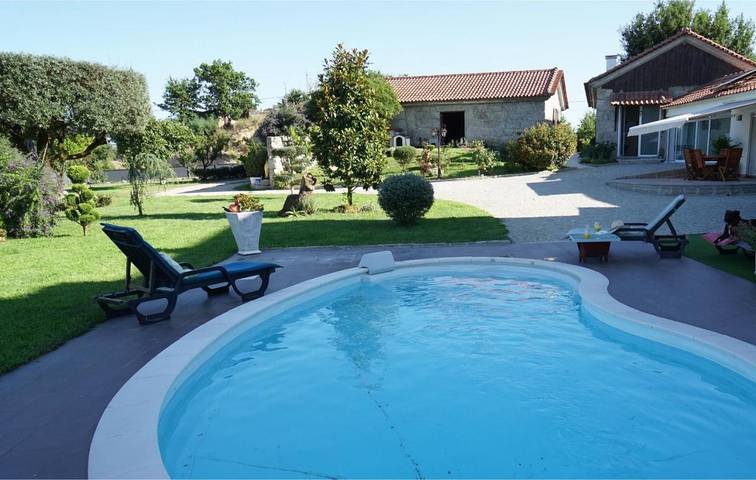 Casa de férias para 6 pessoas, com jardim e piscina e ainda vista em Tondela