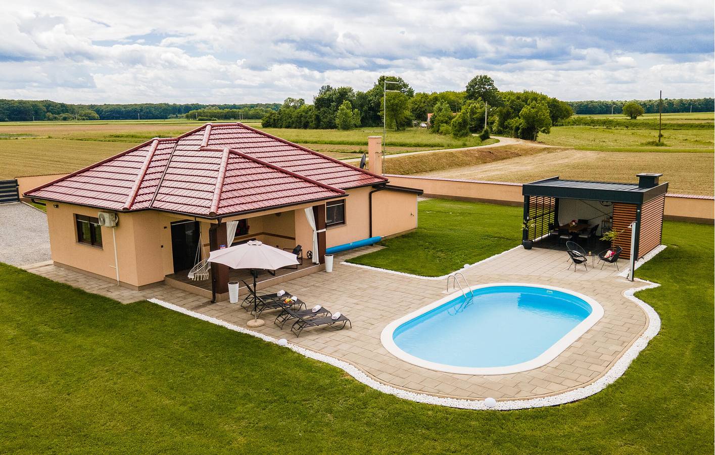 Gemütliche 100 m² große Ferienwohnung in Strandnähe mit WLAN, Pool und Parkplatz in Virovitica-Podravina