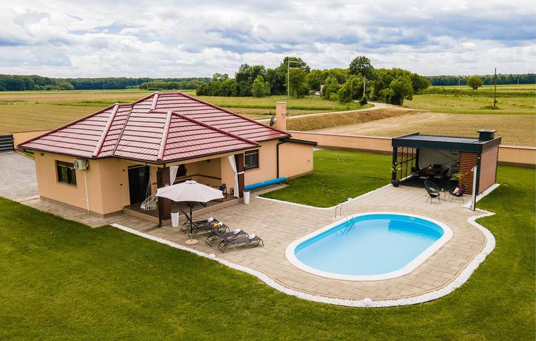 Gemütliche 100 m² große Ferienwohnung in Strandnähe mit WLAN, Pool und Parkplatz in Virovitica-Podravina