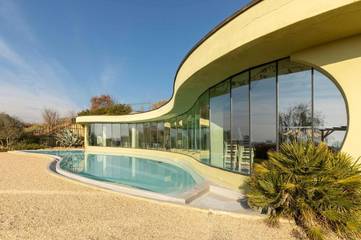 Location de vacances pour 11 personnes, avec vue et jardin ainsi que balcon et piscine, animaux acceptés à Chieri