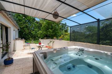 Gîte pour 2 personnes, avec terrasse ainsi que jacuzzi et jardin dans le Gard