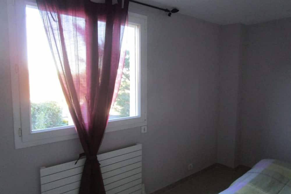 Entire apartment, Rez-de-villa Bellevue T3, 56 m², 3 km de Cassis in Carnoux-en-Provence, Marseille region