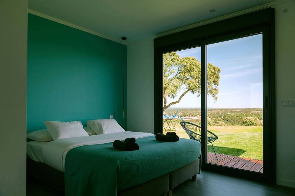 Monte Da Fifas Countryside house with a pool and a magnificent view over the dam in Montargil, Distrito de Portalegre
