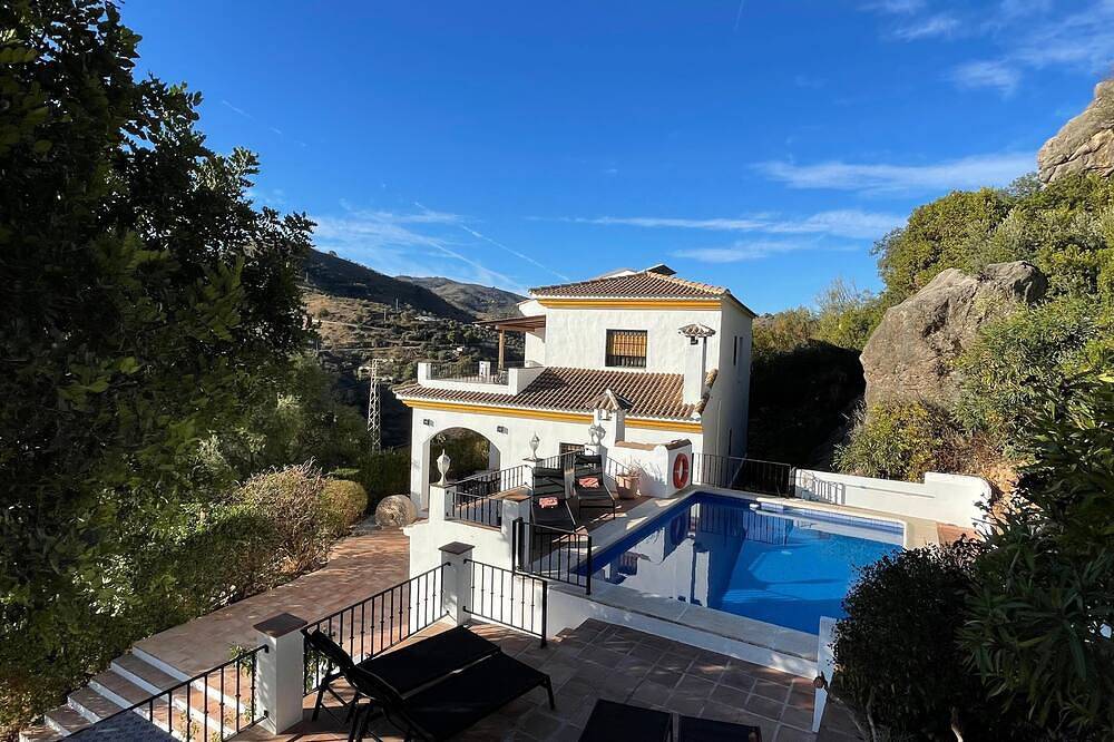 Spanish country house. Completely free, yet two restaurants within walking distance. in Comares, Málaga Province