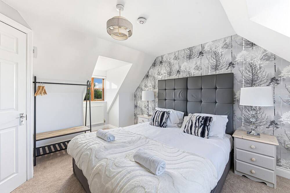Loughton House • Prime Location • Driveway Parking • Smart Tvs • Super-Fast Wifi • Yoko Property in Milton Keynes, Südostengland