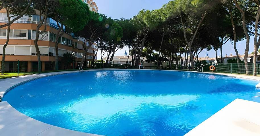 Entire apartment, Apartment 'Calypso' with Shared Pool, Wi-Fi and Air Conditioning in Urbanizacion Calahonda, Mijas