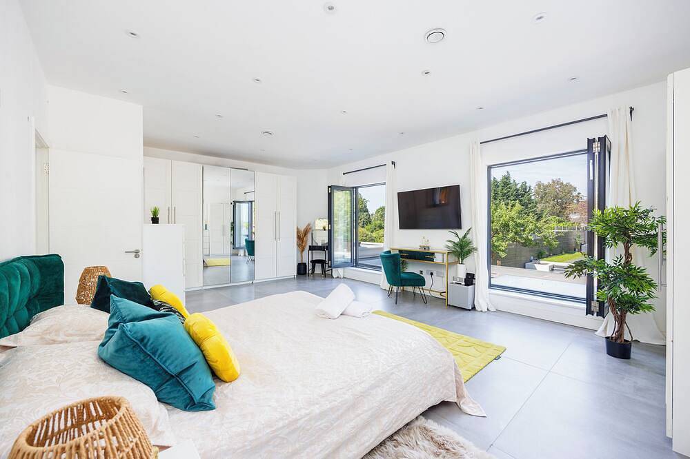 Luxury 3-Bedroom House with Large Garden & Outhouse in St Albans in Hertfordshire