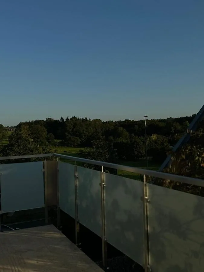 Apartamento de vacaciones para 5 personas, con vistas además de balcón y jardín - 1