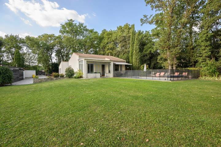 Villa La Velleronnaise : piscine privée, Wi-Fi et climatisation, proche L’Isle sur la Sorgue in Velleron, Parc naturel régional du Mont-Ventoux