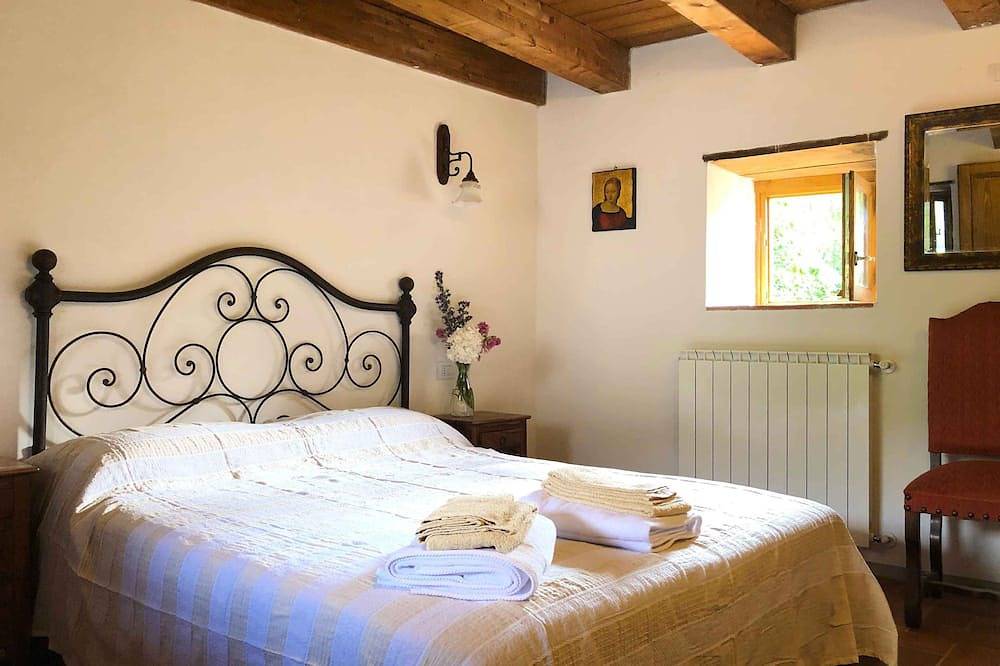 New Tuscan villa for large group, private pool, walk to restaurant in Villa Collemandina, Garfagnana