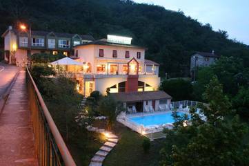 Hôtel pour 2 personnes, avec vue et piscine ainsi que bassin pour enfant et jardin, animaux acceptés à Saint-Cirgue