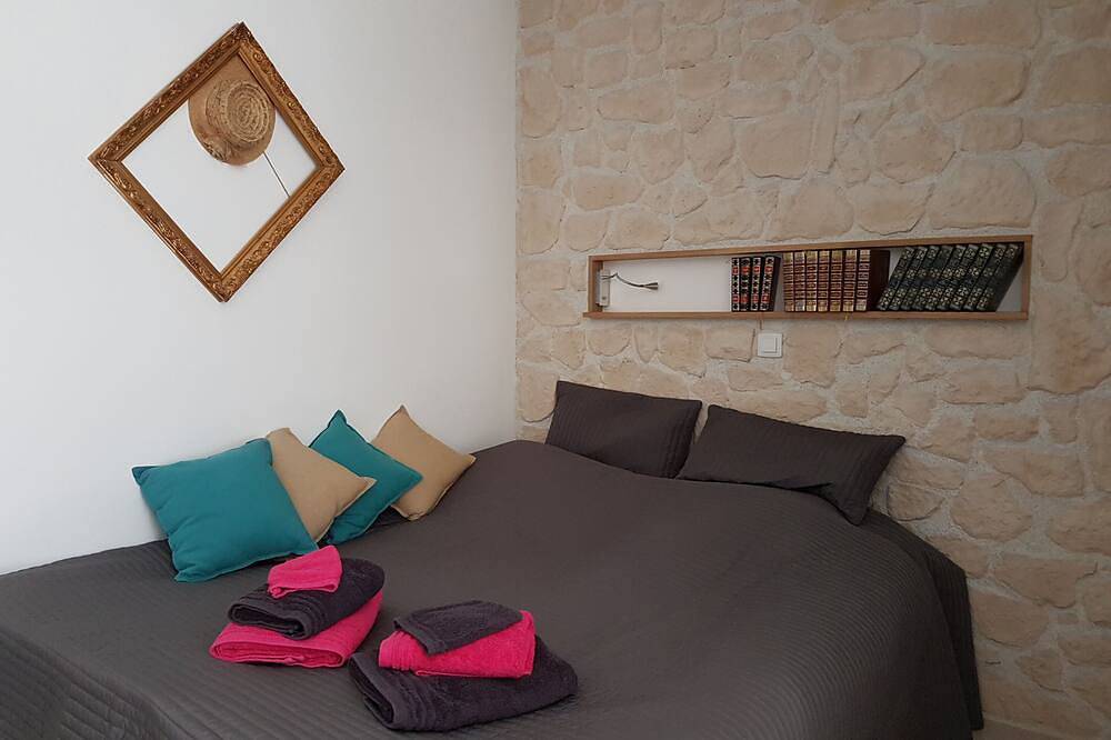 Appartement entier, Studio de 30 m² face au chateau de Picasso in Vauvenargues, Région d'Aix-en-Provence