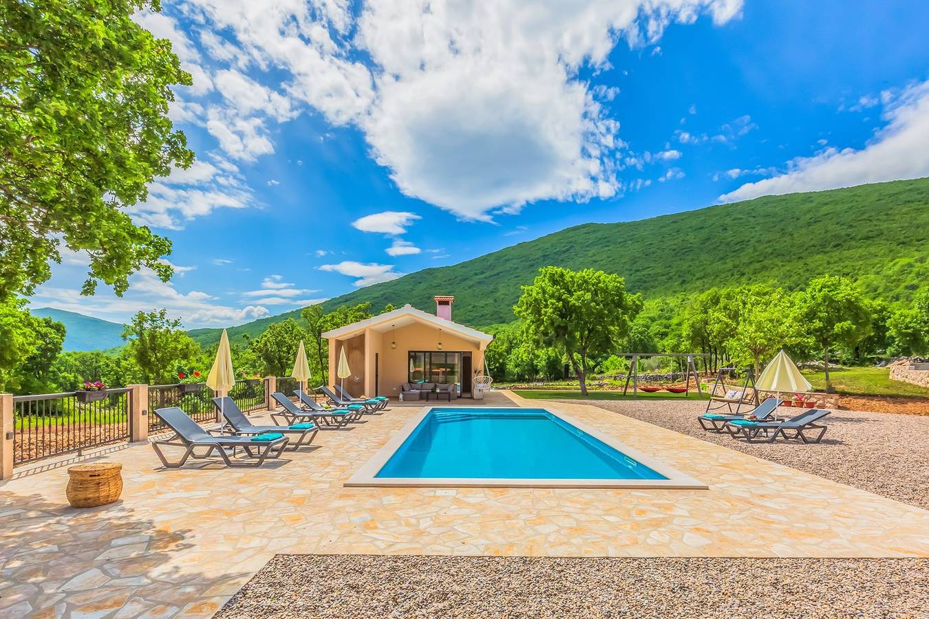 Villa Patria mit Medienraum, beheiztem Privatpool, Sommerküche, Fitnessraum in Makarska Riviera