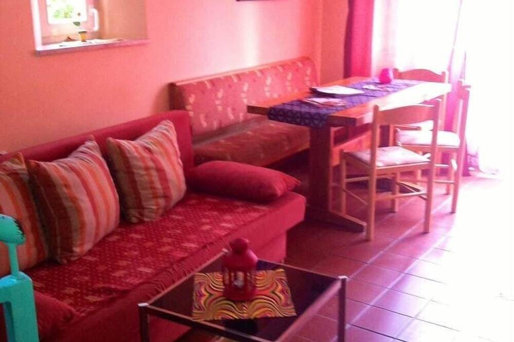 Ganze Wohnung, Ferienhaus mit 2 Schlafzimmern, Kaminofen, Terrasse und Garten in Zandt, Ostbayern