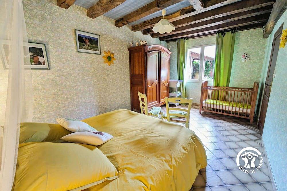 Gîte familial 3 chambres avec étang privé, terrasse, activités nautiques et commerces à proximité in La Selle-Craonnaise, Mayenne