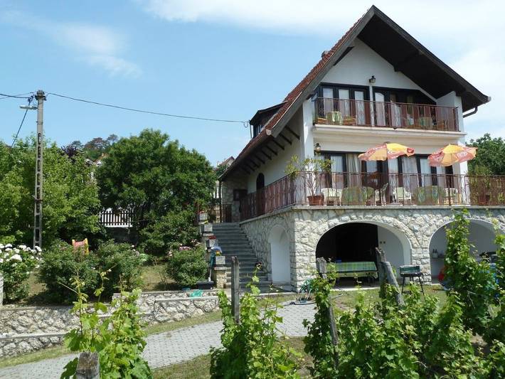 Ferienhaus für 20 Personen, mit Balkon und Terrasse sowie Garten und Seeblick