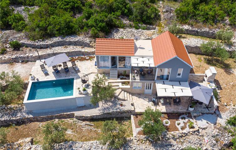 Holiday home for 4 people, with terrace and pool as well as garden, with pets - 1