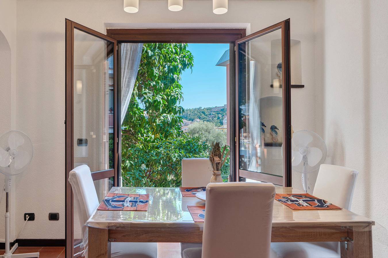 Ganze Wohnung, Apartment 'Sole E Mare' mit Gemeinschaftspool, privater Terrasse und privatem Garten in Arenzano, Riviera di Ponente