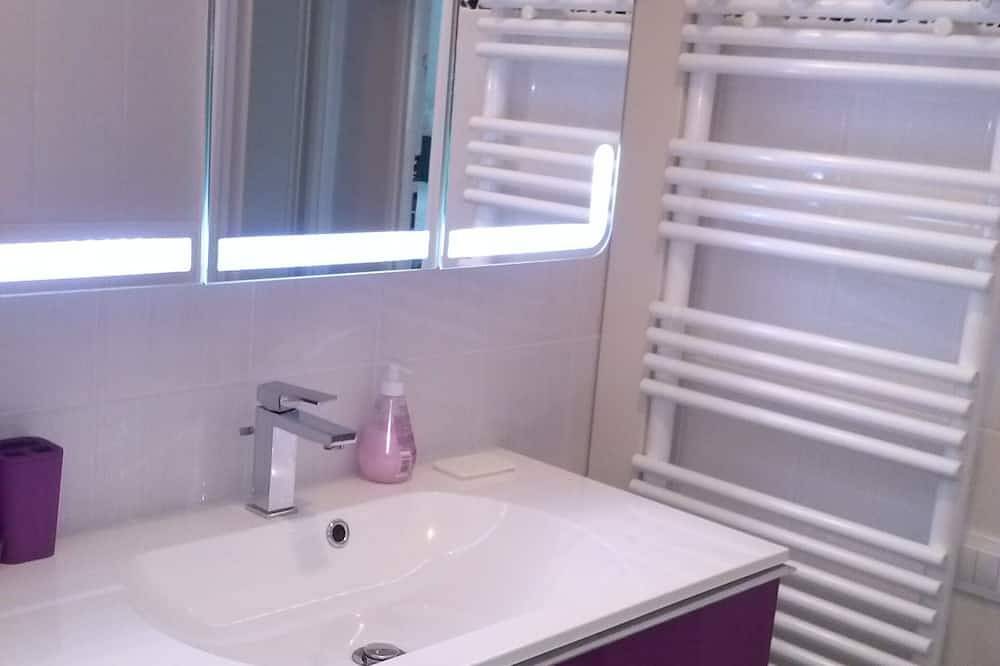 Entire apartment, Beaulieu, 3 air conditioned rooms, terrace, sea view, swimming pool and parking in Beaulieu-sur-Mer, Nice region