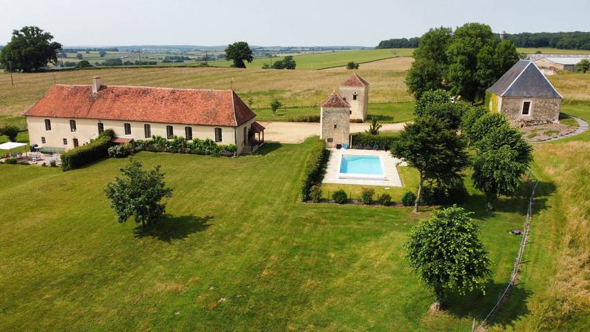 Gîte pour 12 personnes, avec jardin ainsi que piscine et terrasse, animaux acceptés