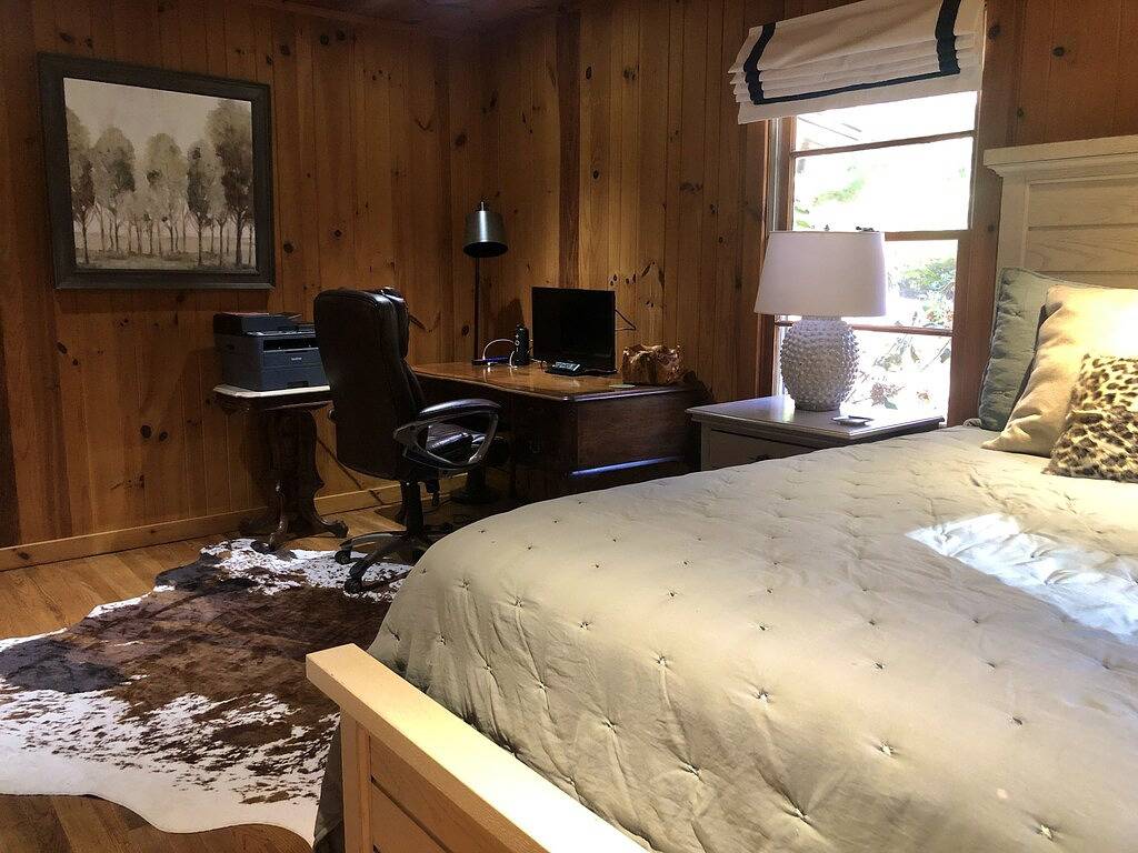 Beautiful Highlands cabin! 8 min to town-Pet friendly-lots of outdoor space in Macon County