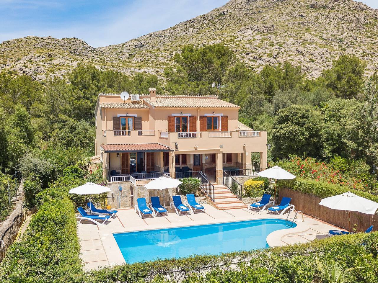 Villa Luis Vives mit Bergblick, Wlan, Garten, Balkon, Terrassen & Pool in Port de Pollença, Pollença