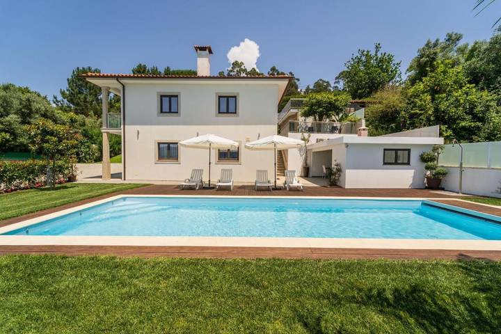 Gîte pour 6 personnes, avec piscine ainsi que jardin et balcon à Cossourado