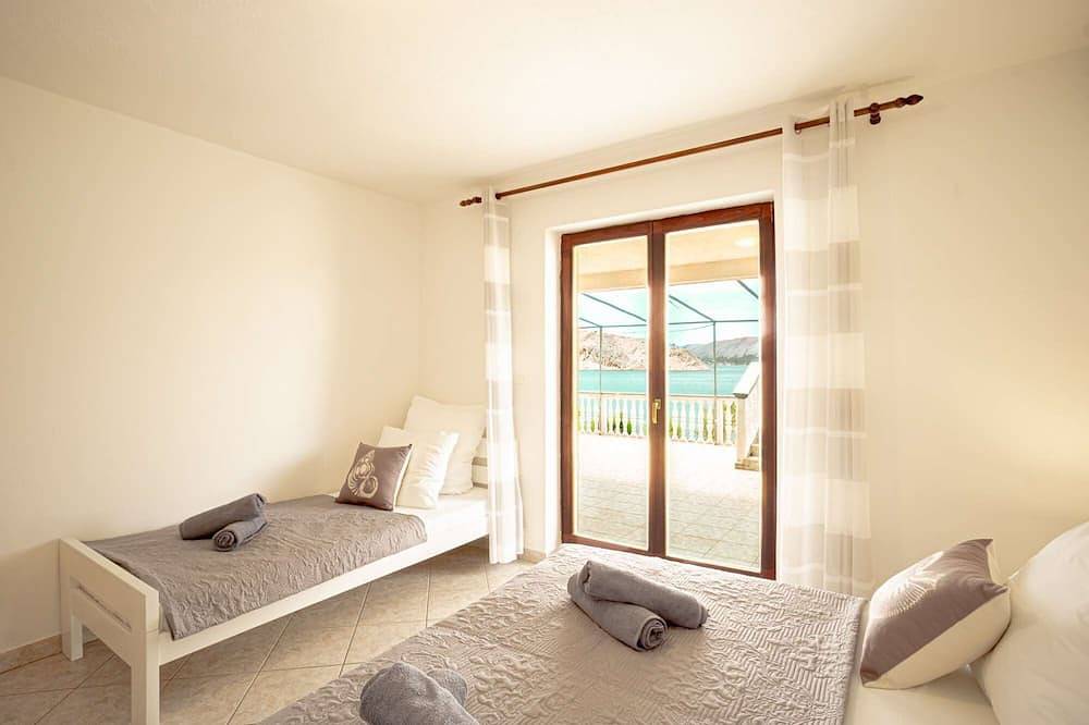 Ganze Wohnung, Apartment right on the sea, boat dock and shared terrace on the beach in Metajna, Pag