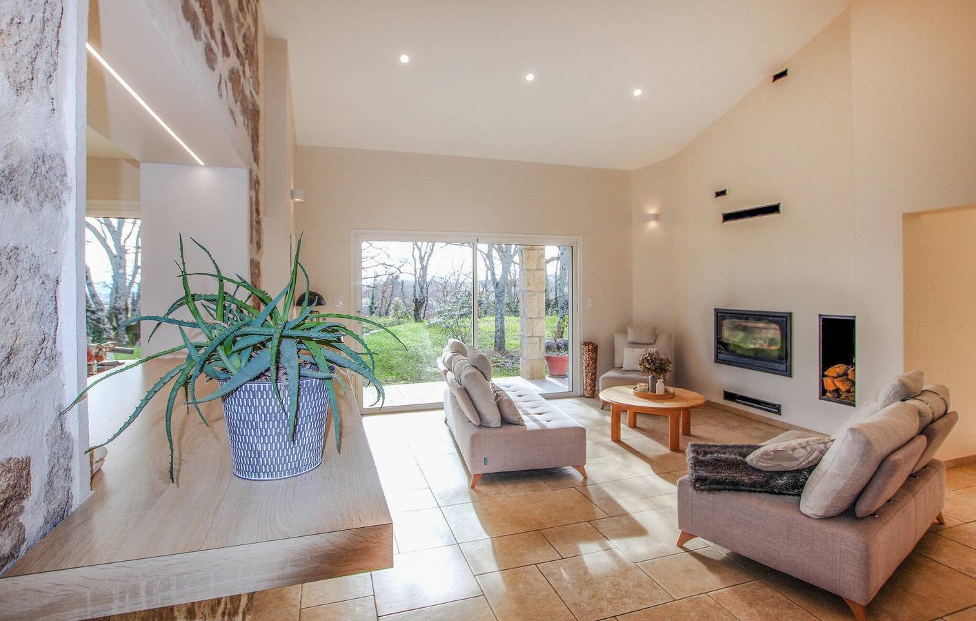 Appartement de luxe avec parking, TV, vue, piscine et Internet in Lussas, Ardèche