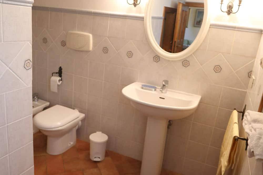 Entire apartment, Two-room apartment in old villa with pool located between Lucca and Florence in Serravalle Pistoiese, Pistoia Province