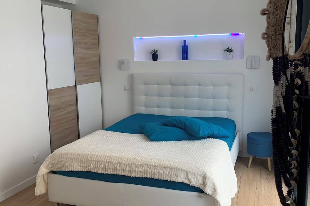 Apartamento entero, 2-person apartment, not overlooked, near train station, with terrace and private Jacuzzi in Viarmes, Valle del Oise
