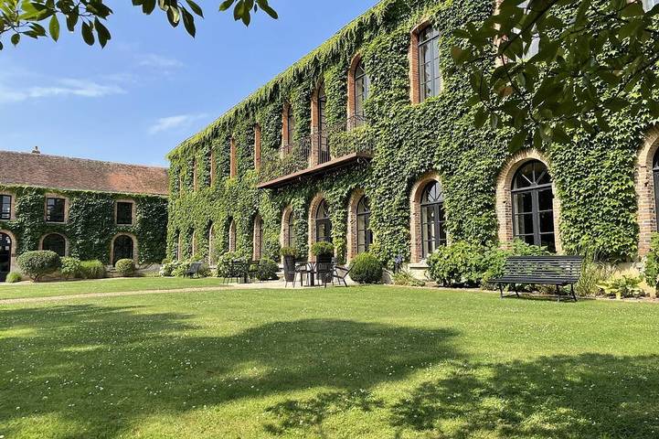 Location de vacances pour 36 personnes, avec Terrasse ainsi que Jardin et Sauna à Charbonnières