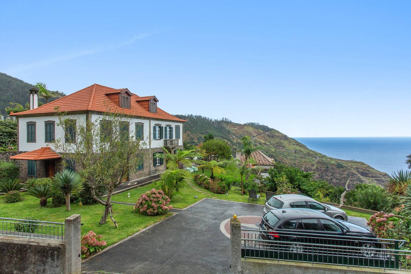 Villa 'Quinta do Serrado' mit Meerblick, privatem Garten und WLAN in Ribeira da Janela, Madeira