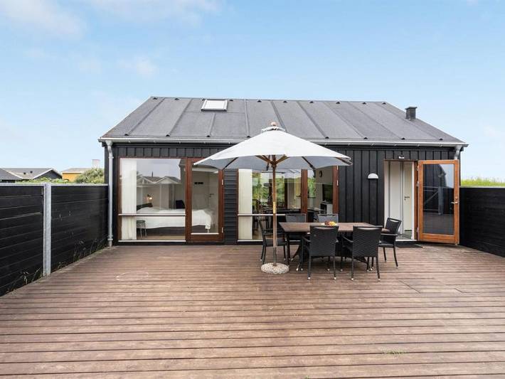 Ferielejlighed for 8 personer, med terrasse i Lakolk