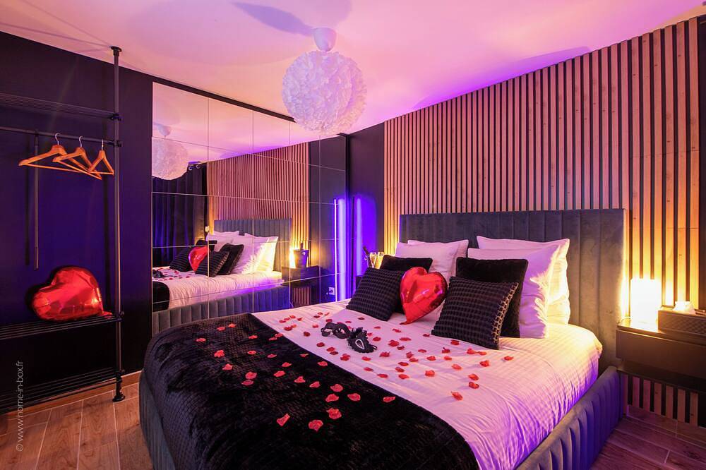Apartamento entero, Love Room 91 with Xxl Private Jacuzzi - 30 min from Paris - 18 min from Orly airport in Longjumeau, Essonne