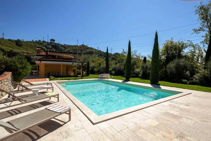 Location de vacances pour 10 personnes, avec jardin ainsi que piscine et terrasse, animaux acceptés à Carrare - 3