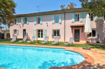 Gîte pour 14 personnes, avec jardin ainsi que terrasse et piscine à Ambres