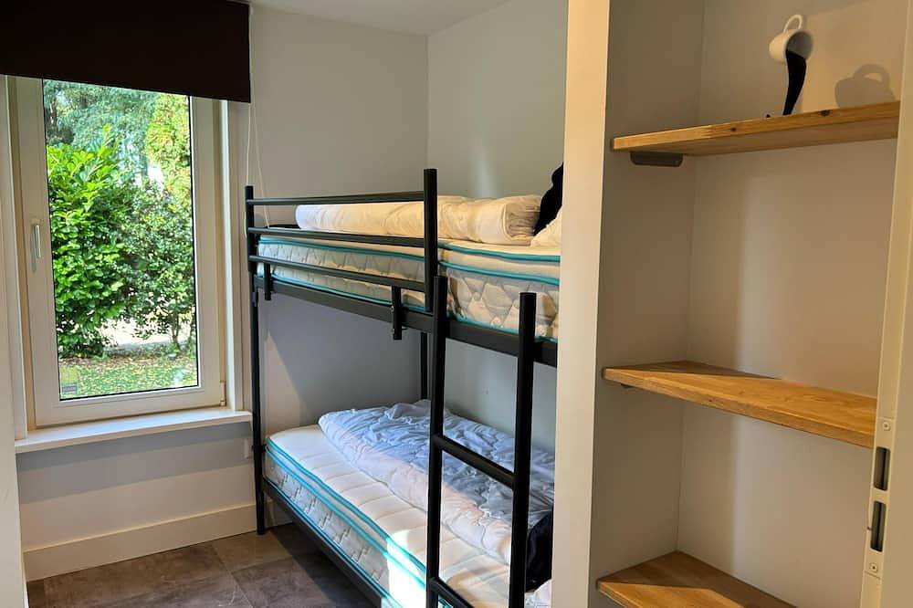 Komfortabeles Ferienhaus (70 m²) für 4 Personen mit Terrasse auf der Südseite.  Dieses frei stehende Ferienhaus mit überdachter Terrasse befindet sich in einer Top-Lage im Wald und bietet eine schöne Aussicht. in Harderwijk, Veluwe