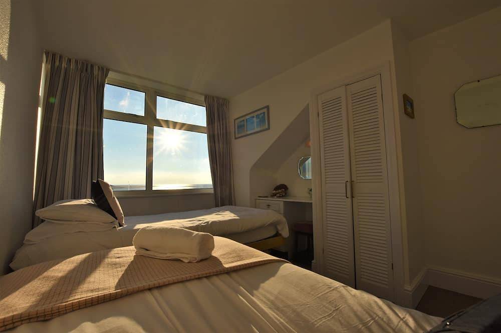 Wonderful 3 bedroom Apartment Sleeping 6 With Stunning Sea Views. in Aberdyfi, Aberdovey