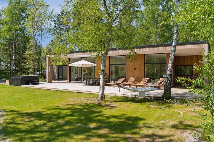 Ferieudlejning for 8 personer, med sauna og jacuzzi samt terrasse i Ellinge Lyng
