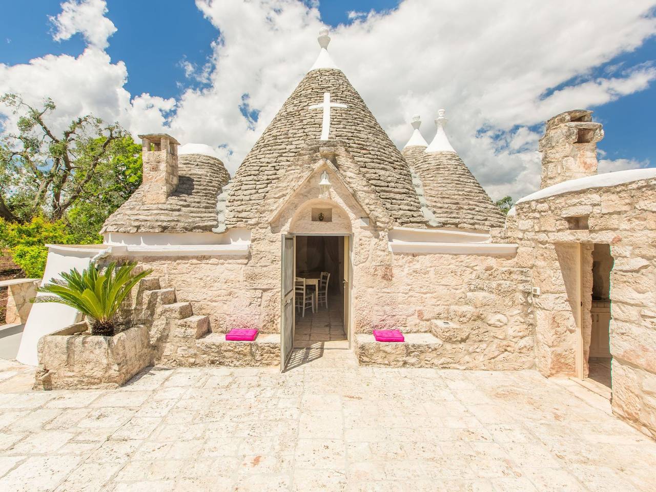 Trullo die Riesenpappel in San Michele Salentino, Salento